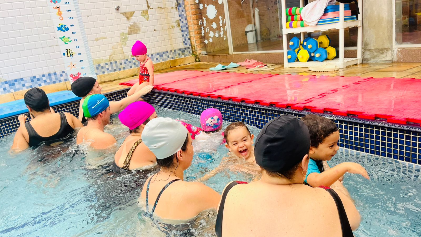 Crianças na aula de natação