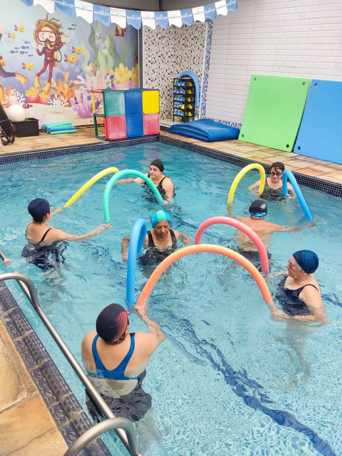 Crianças na aula de natação