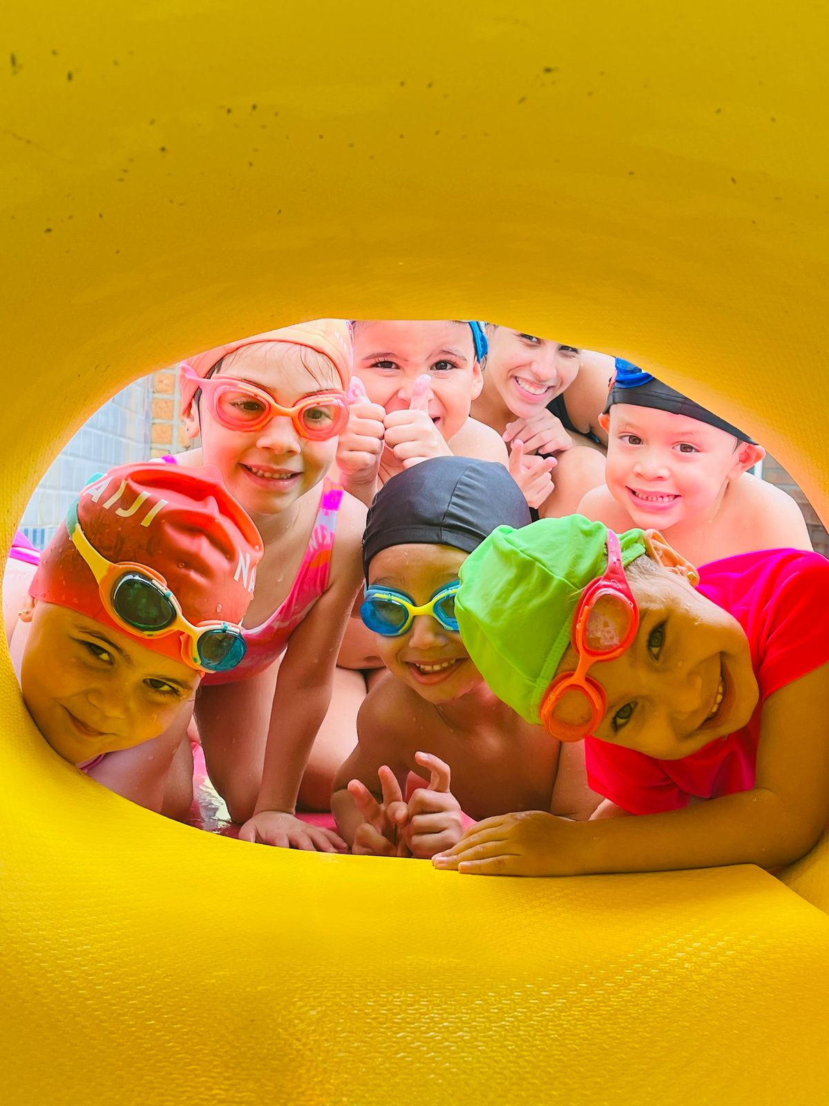 Crianças na aula de natação